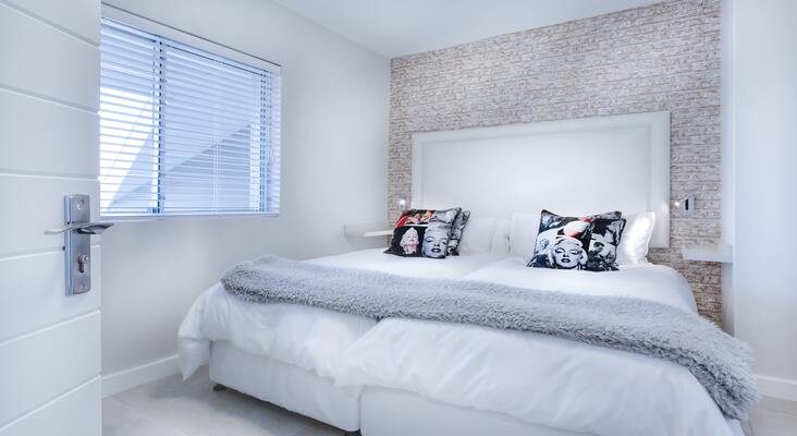 8 Inspirasi Desain Kamar Tidur dengan Dinding Keramik